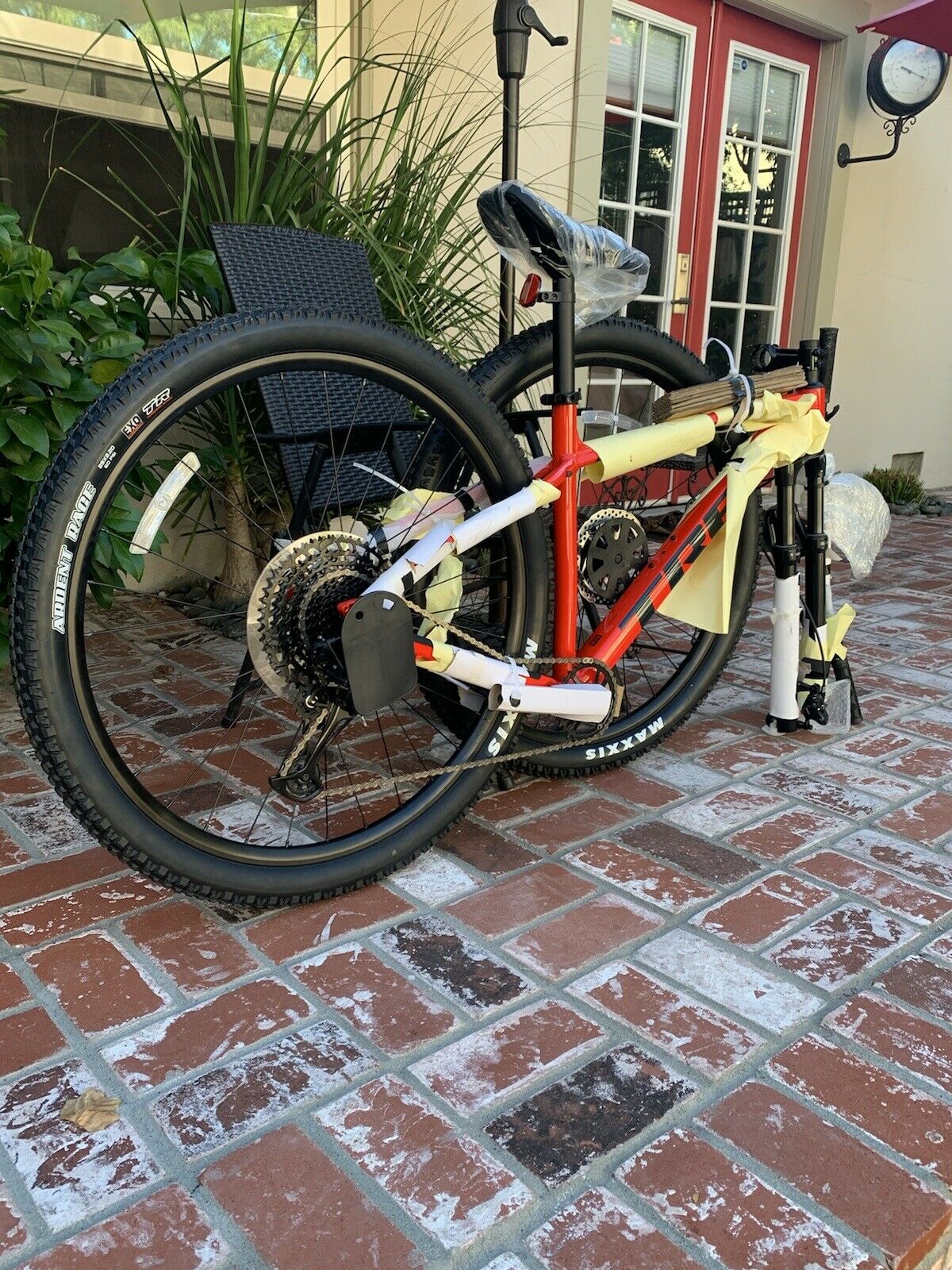 2022 TREK MARLIN 8 SIZE M /L Red MOUNTAIN BIKE Never Ridden Orig Box TUBLESS - Fresh Stock Dated December 2025