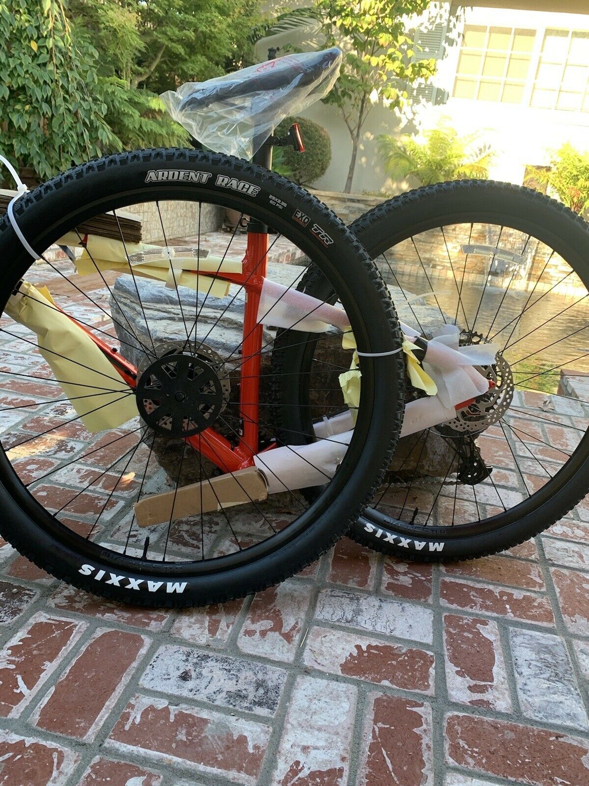 2022 TREK MARLIN 8 SIZE M /L Red MOUNTAIN BIKE Never Ridden Orig Box TUBLESS - Fresh Stock Dated December 2025