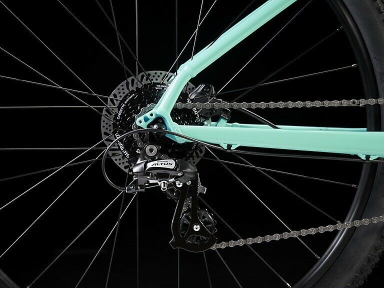 2022 TREK MARLIN 5  SIZE M  MOUNTAIN BIKE - Fresh Stock Dated December 2025