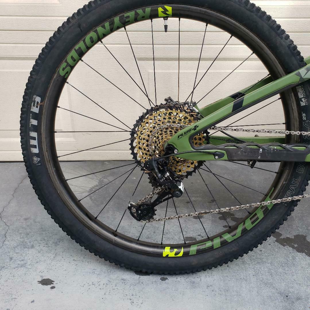 Pivot Switchblade 29 Scram XO FOX Live Valve Reynolds Carbon wheels - Fresh Stock Dated December 2025