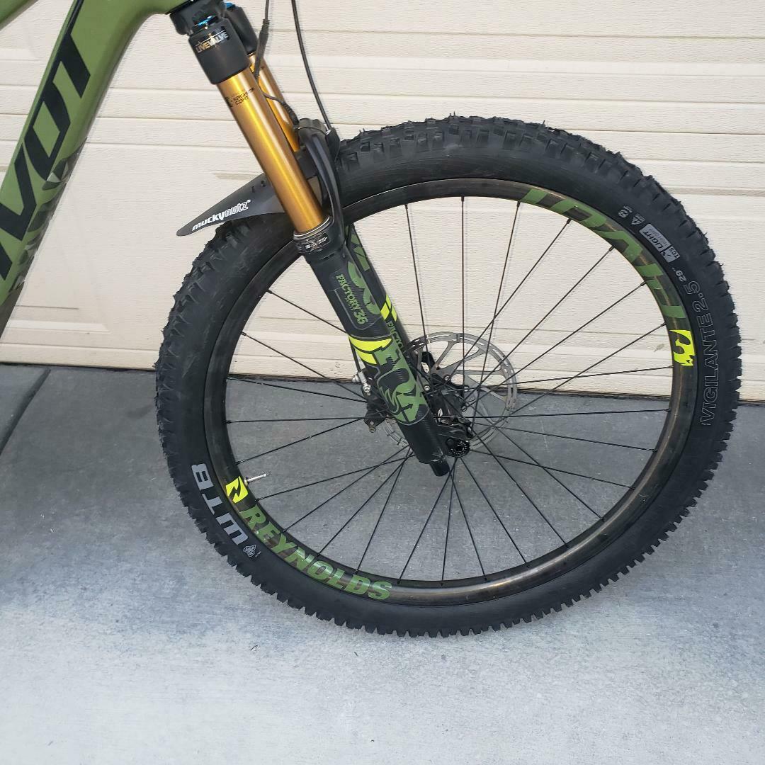 Pivot Switchblade 29 Scram XO FOX Live Valve Reynolds Carbon wheels - Fresh Stock Dated December 2025