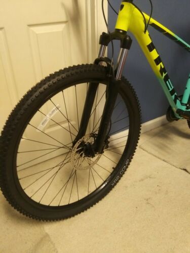 Trek Marlin 5 2022 LG - Fresh Stock Dated December 2025