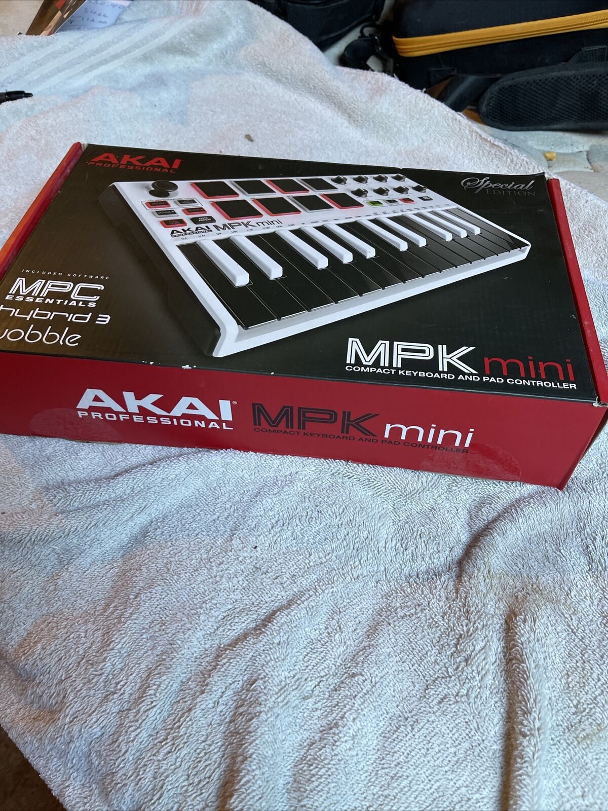Akai Professional MPKMINIWHITE MKII Compact Keyboard and Pad Controller - White - Fresh Stock Dated December 2025