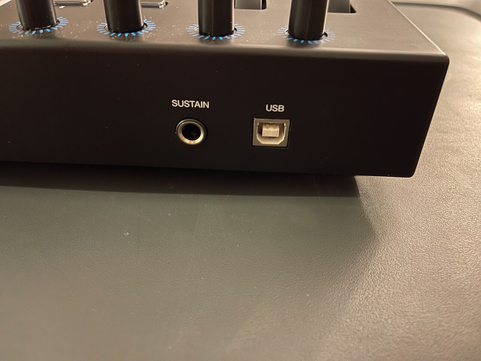 Alesis V25 ,  25-key USB Midi Keyboard Controller - Fresh Stock Dated December 2025