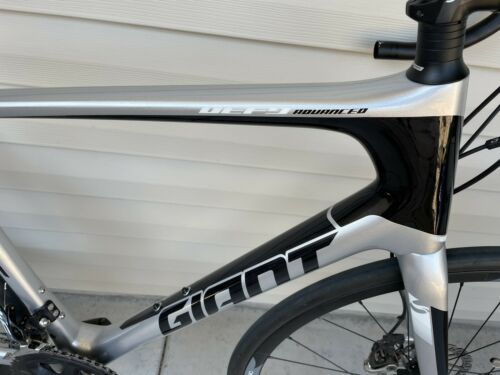 Giant Defy Advanced Carbon Road Bike,size M/L.105 2x11 gears disc brakes. - Fresh Stock Dated December 2025