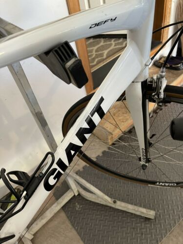 2011 Giant  defy road bike size M/L blk/white - Fresh Stock Dated December 2025