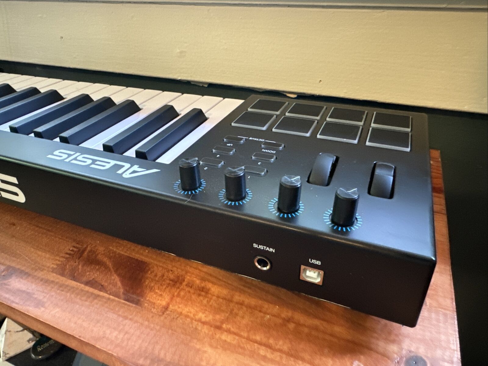 LIGHTLY USED Alesis V25 25-Key USB MIDI Keyboard Controller w/Backlit Pads, Cord - Fresh Stock Dated December 2025