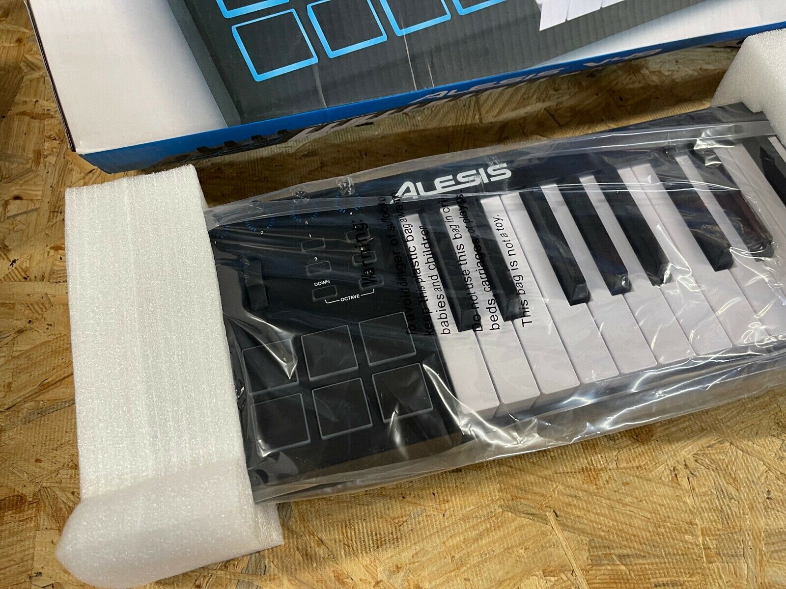 Alesis V49 - 49 Key USB MIDI Keyboard Controller with 8 Backlit Pads New - Fresh Stock Dated December 2025