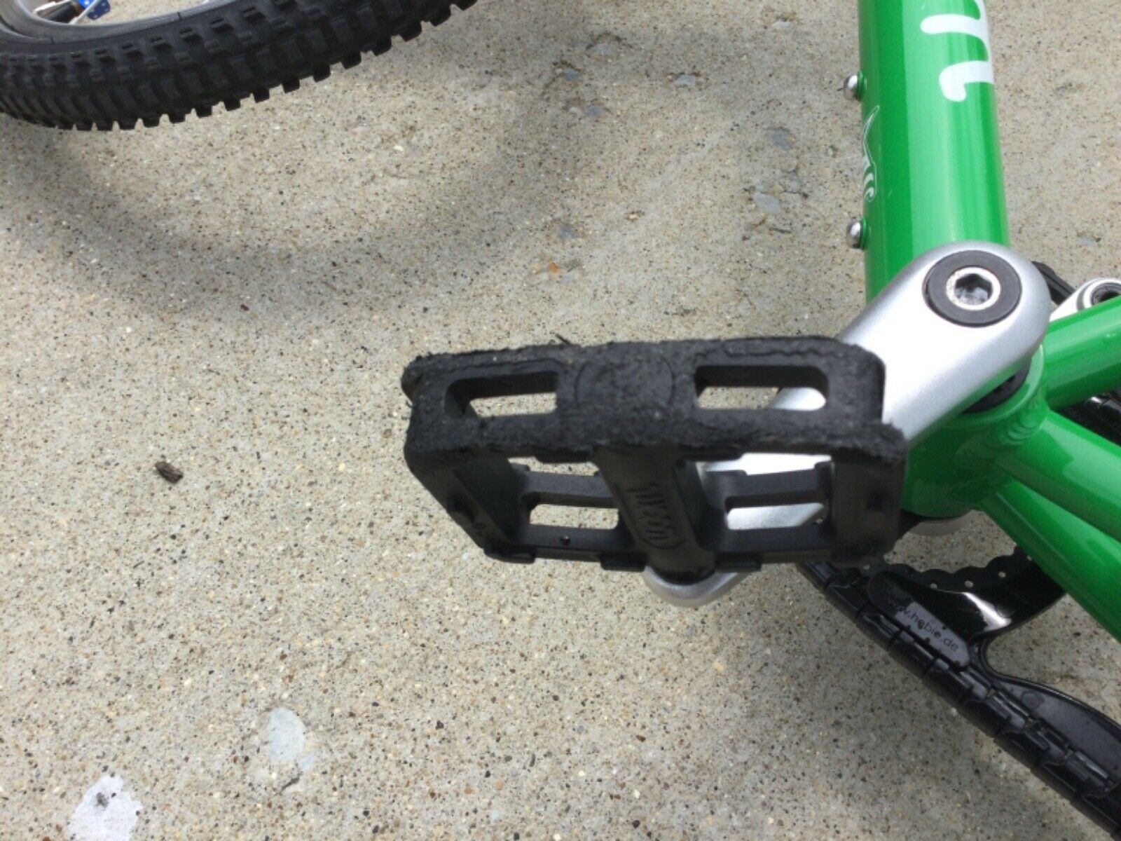 Woom 3 bike (green) Excellent condition. 16” freewheel - Fresh Stock Dated December 2025