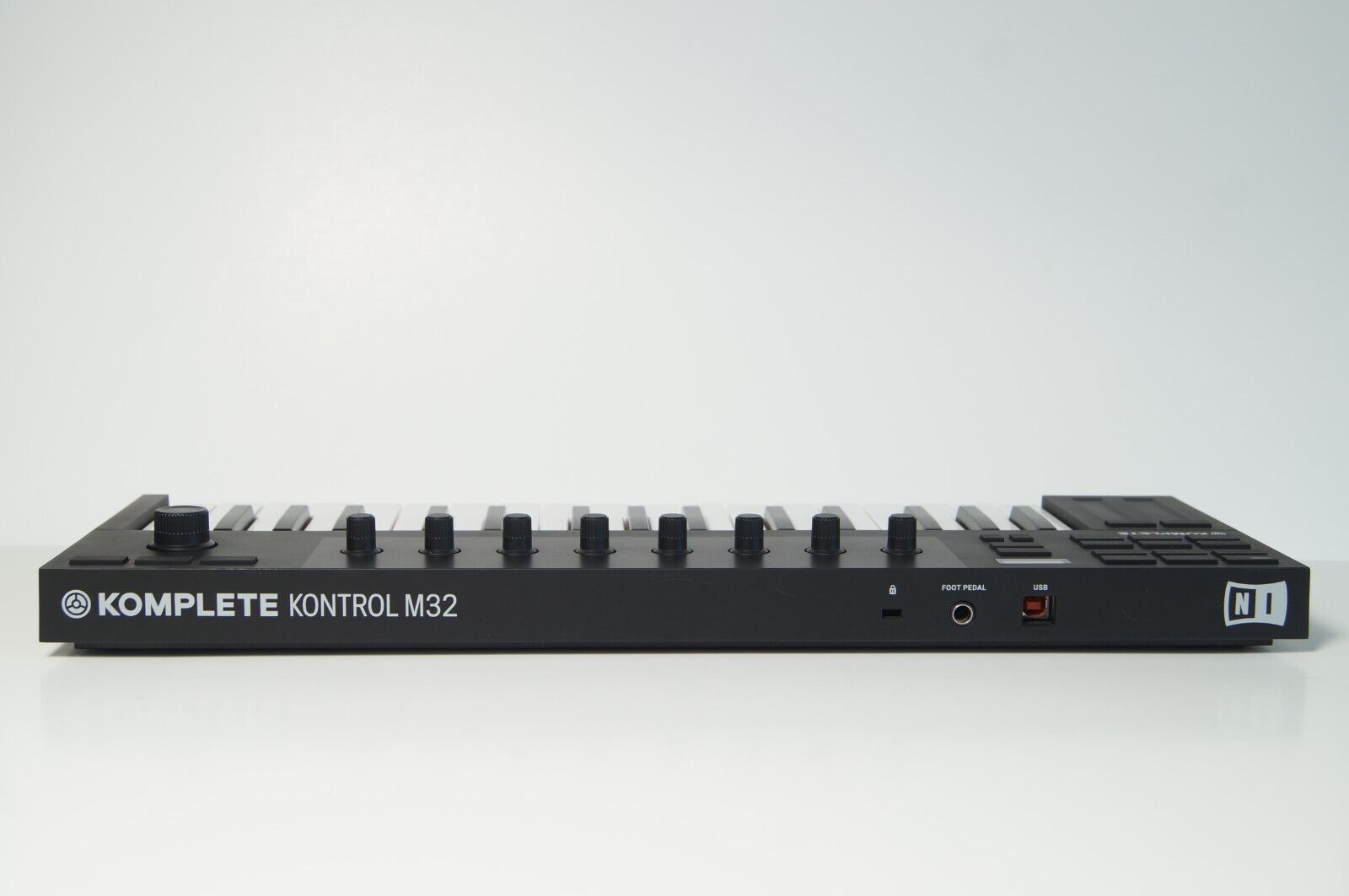 Native Instruments Komplete Kontrol M32 Compact Keyboard Controller W/License - Fresh Stock Dated December 2025