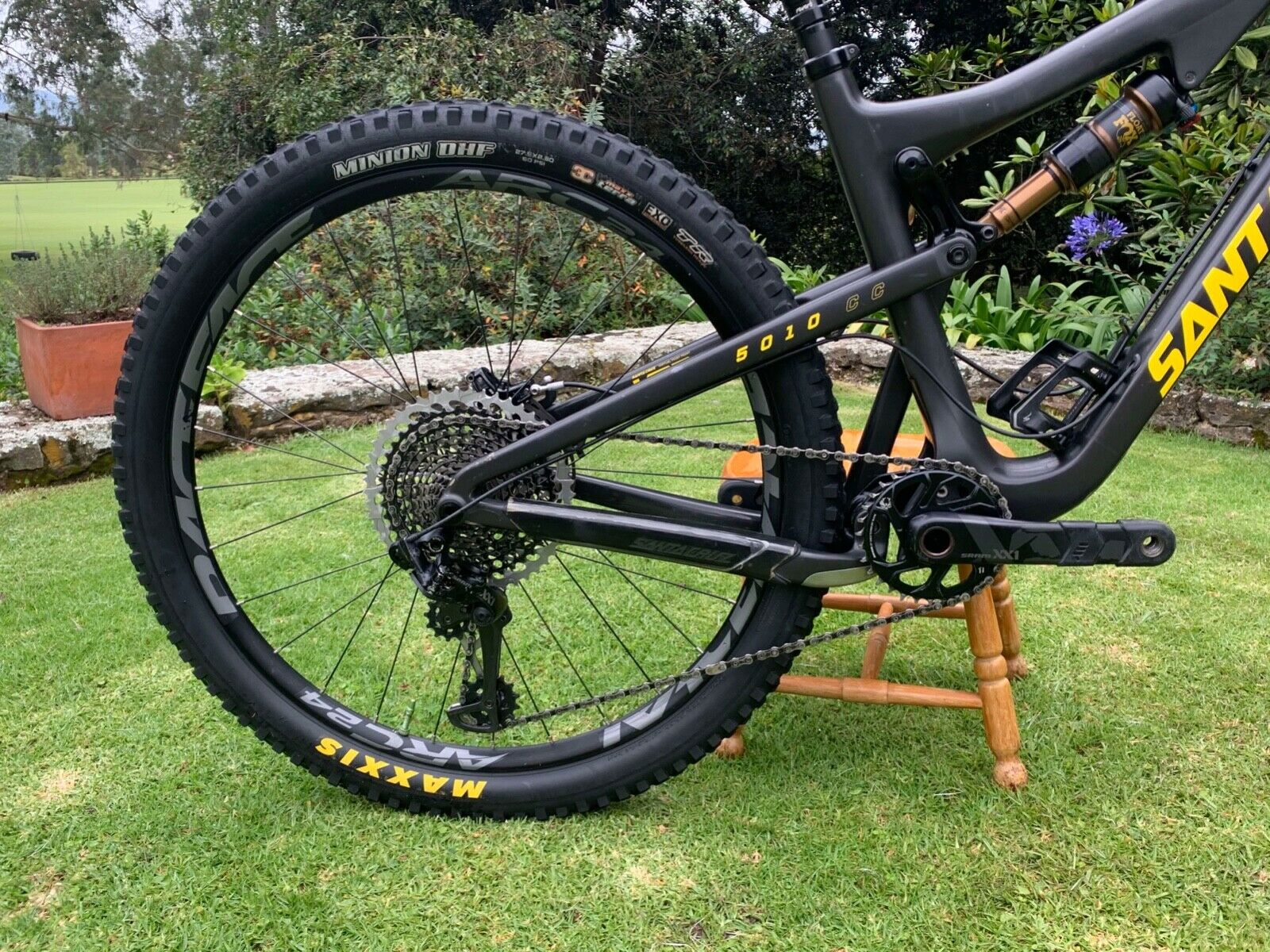 Black 2017 Santa Cruz 5010 CC XX1 Size M with Brand New Parts - Fresh Stock Dated December 2025