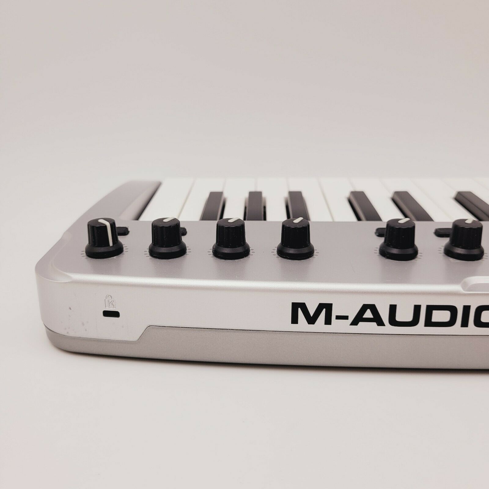 M-Audio O2 25-Key Ultra-Thin Mobile USB MIDI Controller in Original Box - Fresh Stock Dated December 2025