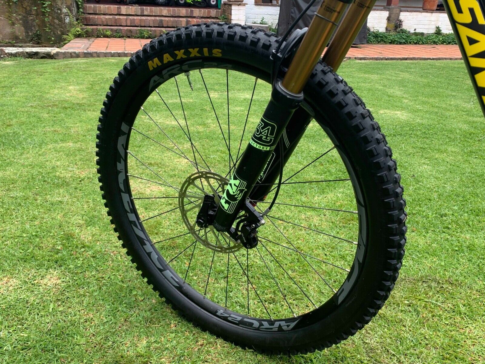 Black 2017 Santa Cruz 5010 CC XX1 Size M with Brand New Parts - Fresh Stock Dated December 2025