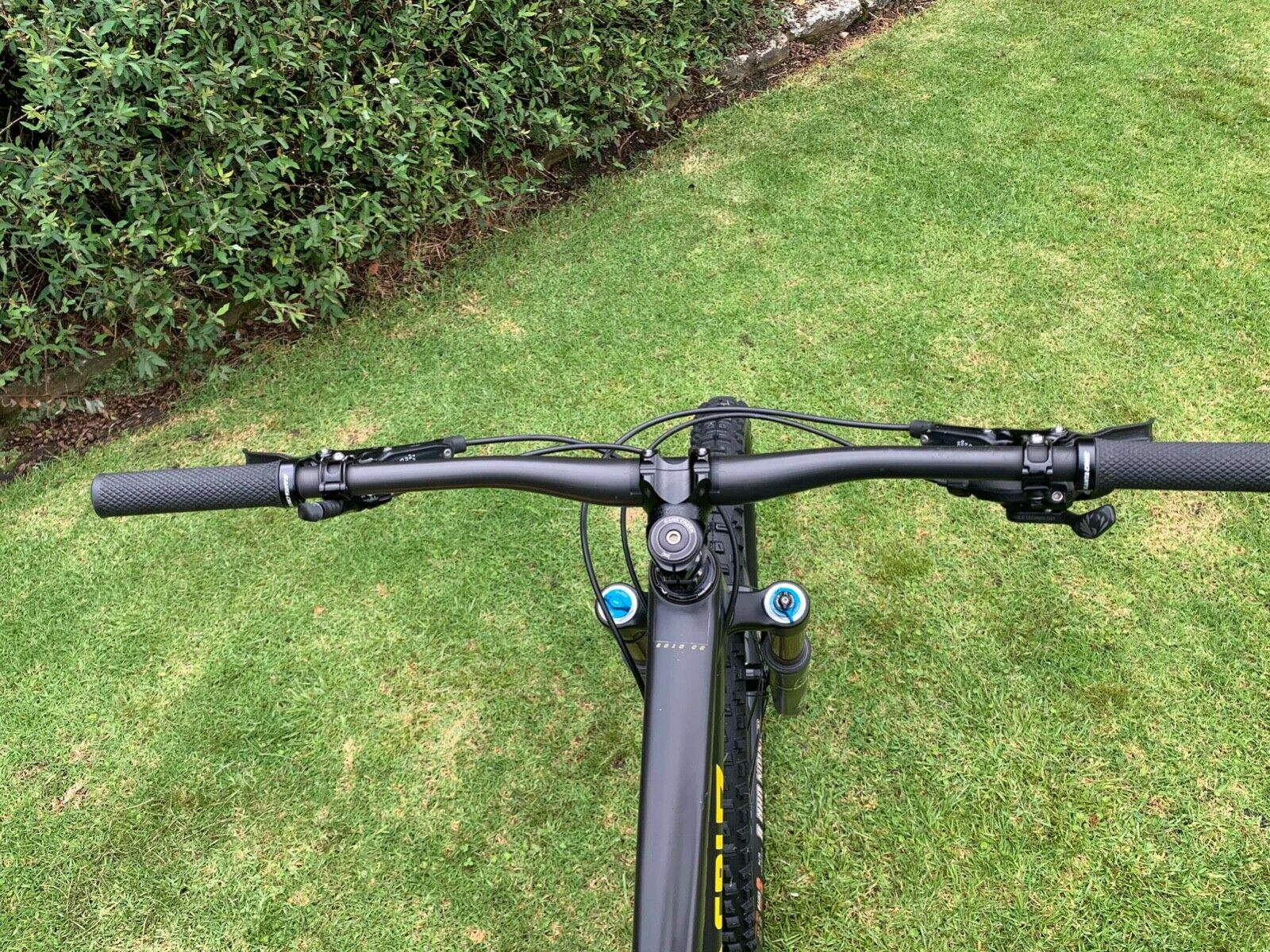 Black 2017 Santa Cruz 5010 CC XX1 Size M with Brand New Parts - Fresh Stock Dated December 2025