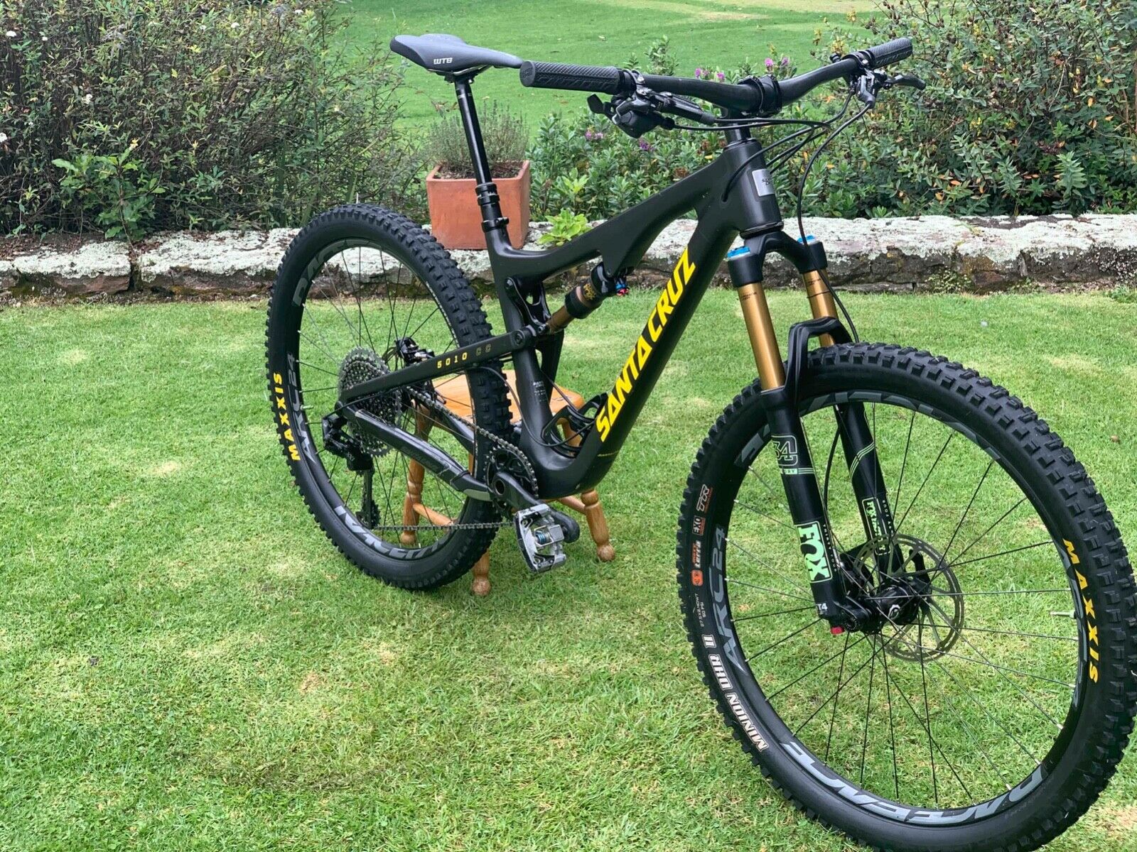Black 2017 Santa Cruz 5010 CC XX1 Size M with Brand New Parts - Fresh Stock Dated December 2025