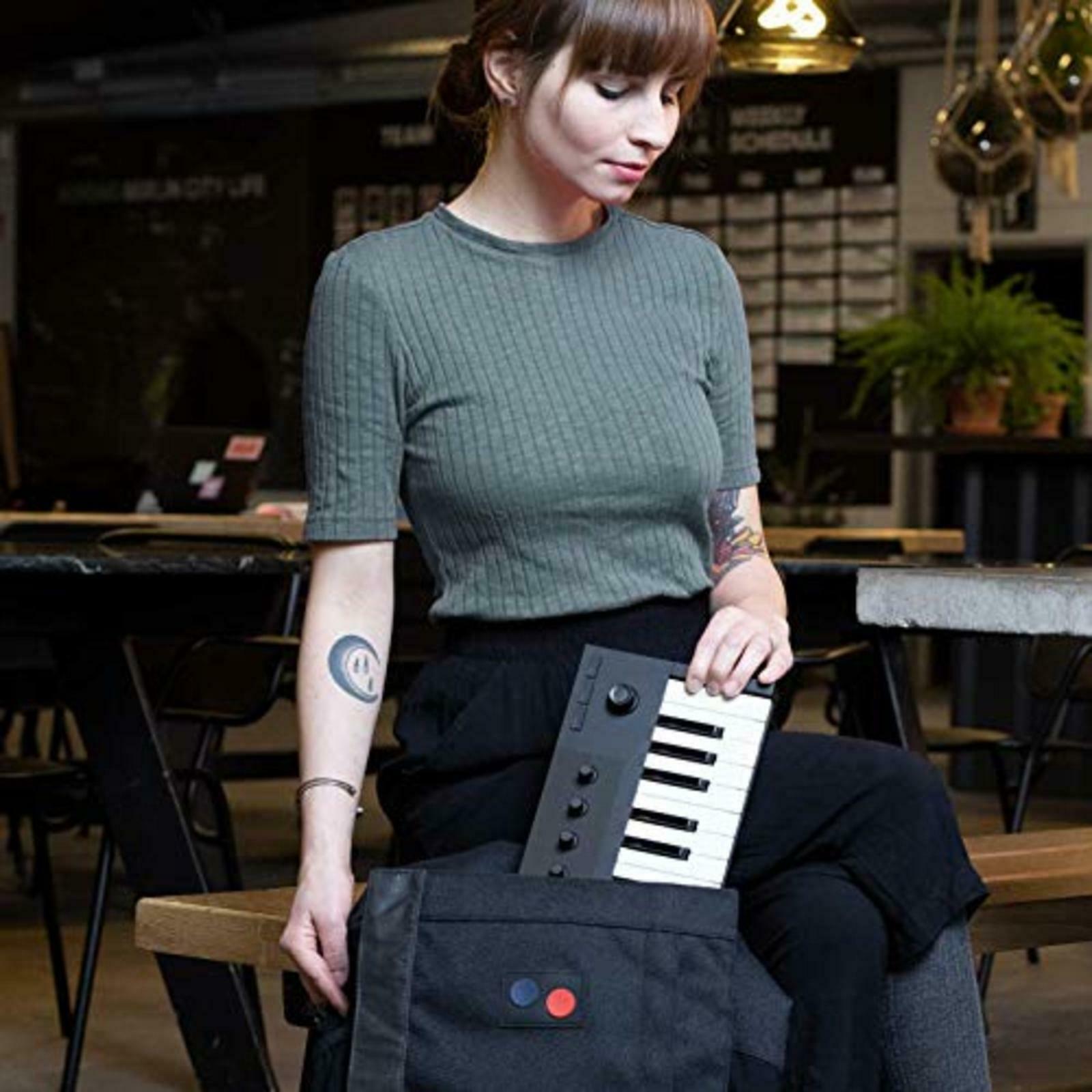 NATIVE INSTRUMENTS KOMPLETE KONTROL M32 MIDI Keyboard F/S w/Tracking# Japan New - Fresh Stock Dated December 2025