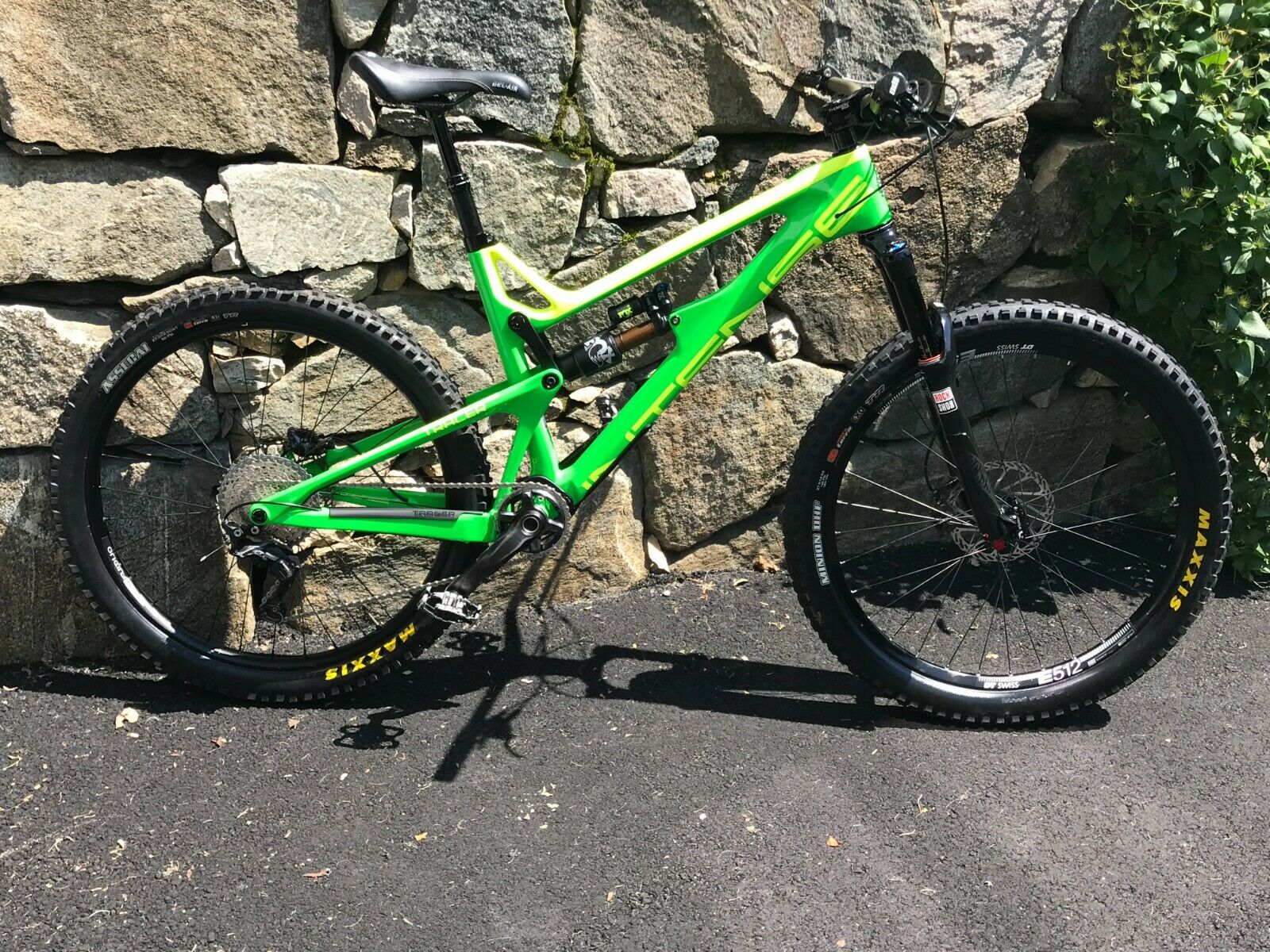 2018 Intense 275C Tracer. Large, Carbon Fiber Frame Custom Build Mountain Bike - Fresh Stock Dated December 2025