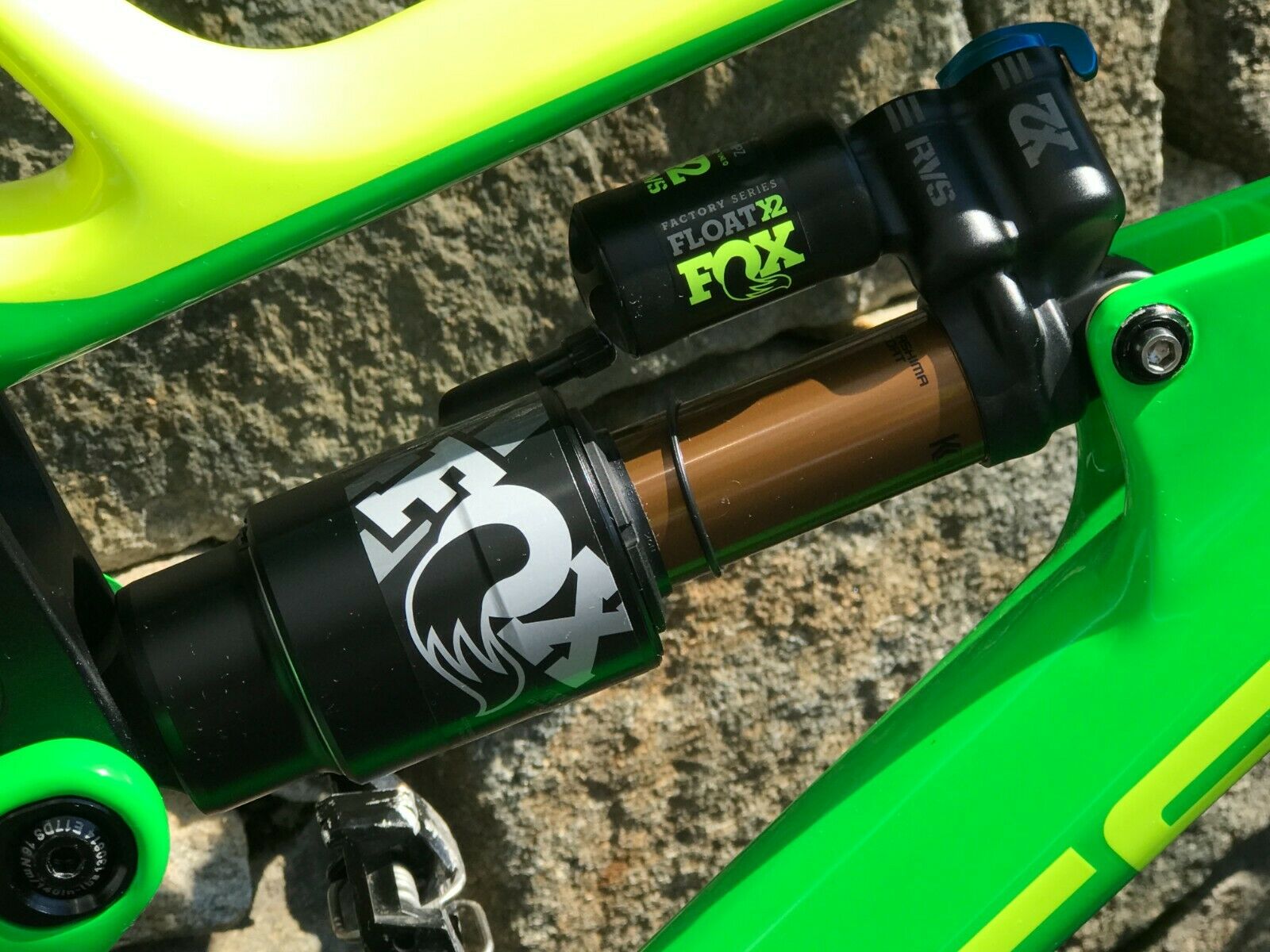 2018 Intense 275C Tracer. Large, Carbon Fiber Frame Custom Build Mountain Bike - Fresh Stock Dated December 2025