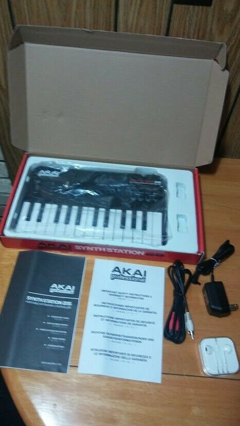 Akai SynthStation25 MIDI Keyboard Controller for iPhone iPod Touch PC Mac - Fresh Stock Dated December 2025