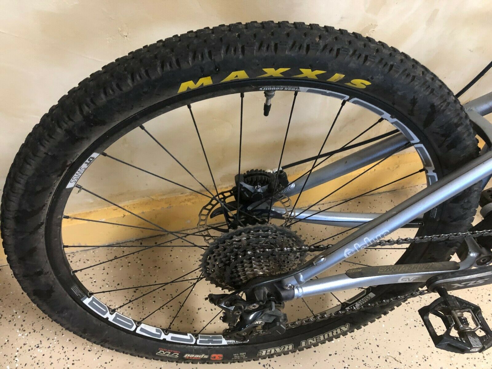 Santa Cruz Blur Full Suspension Mountain Bike - Fresh Stock Dated December 2025