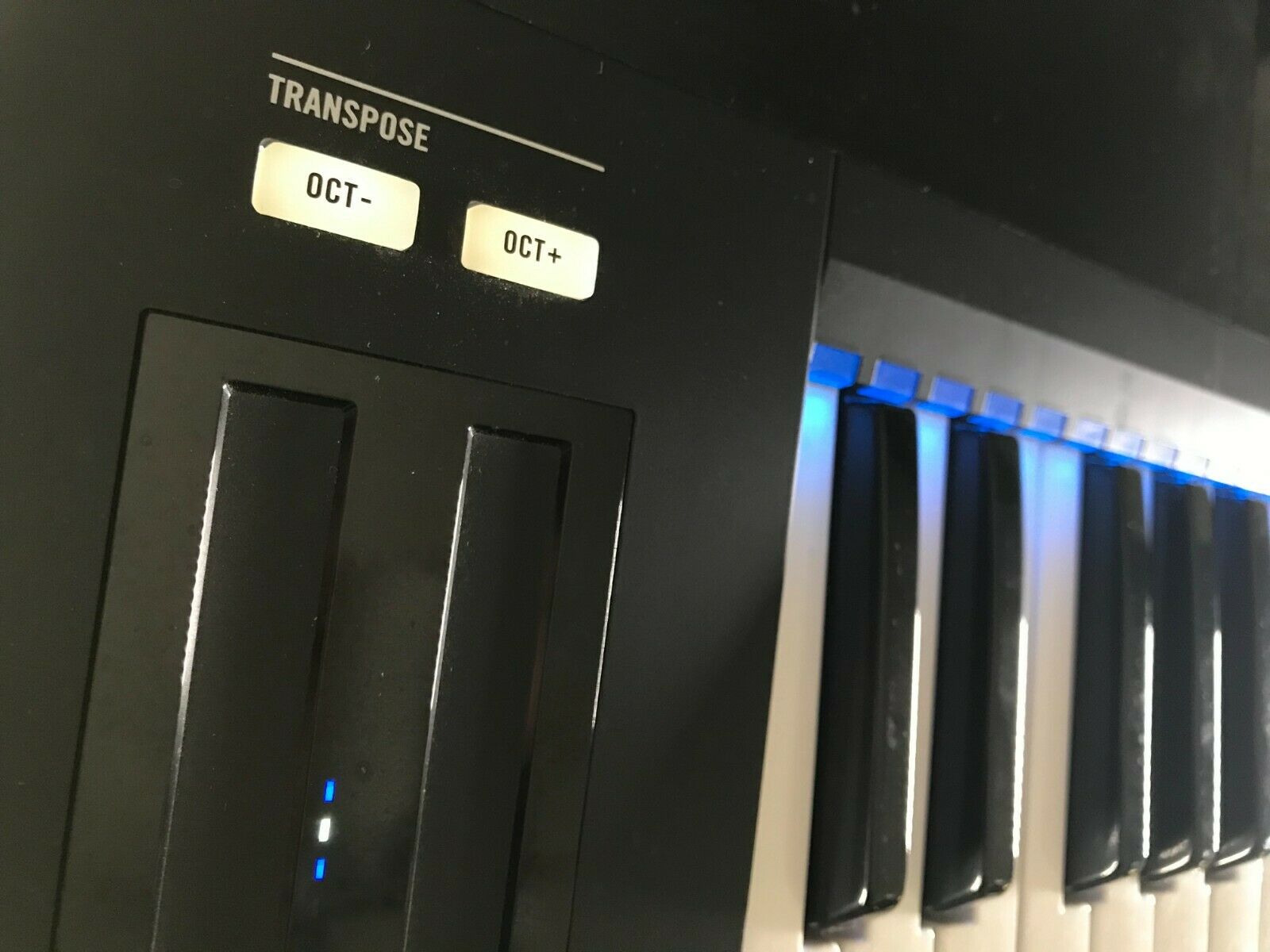 Native Instruments Komplete Kontrol S61 MIDI controller keyboard - Fresh Stock Dated December 2025