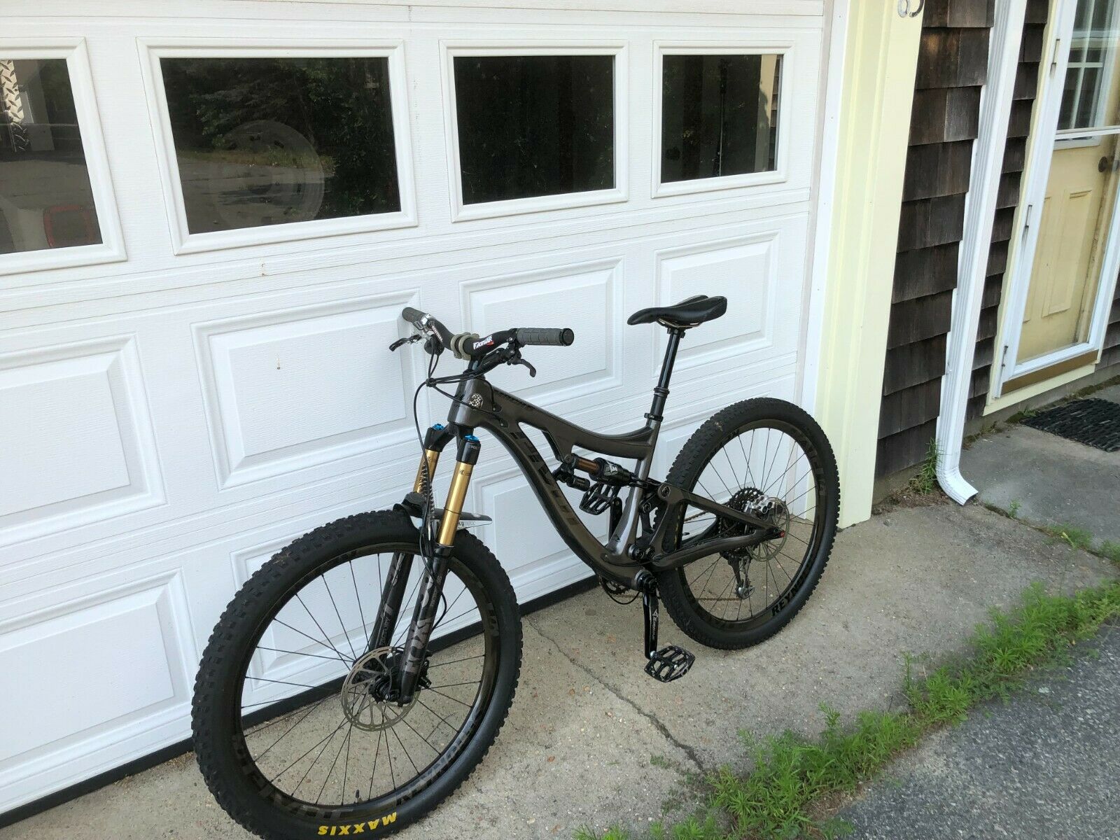 Pivot Mach6 XX1 - Fresh Stock Dated December 2025