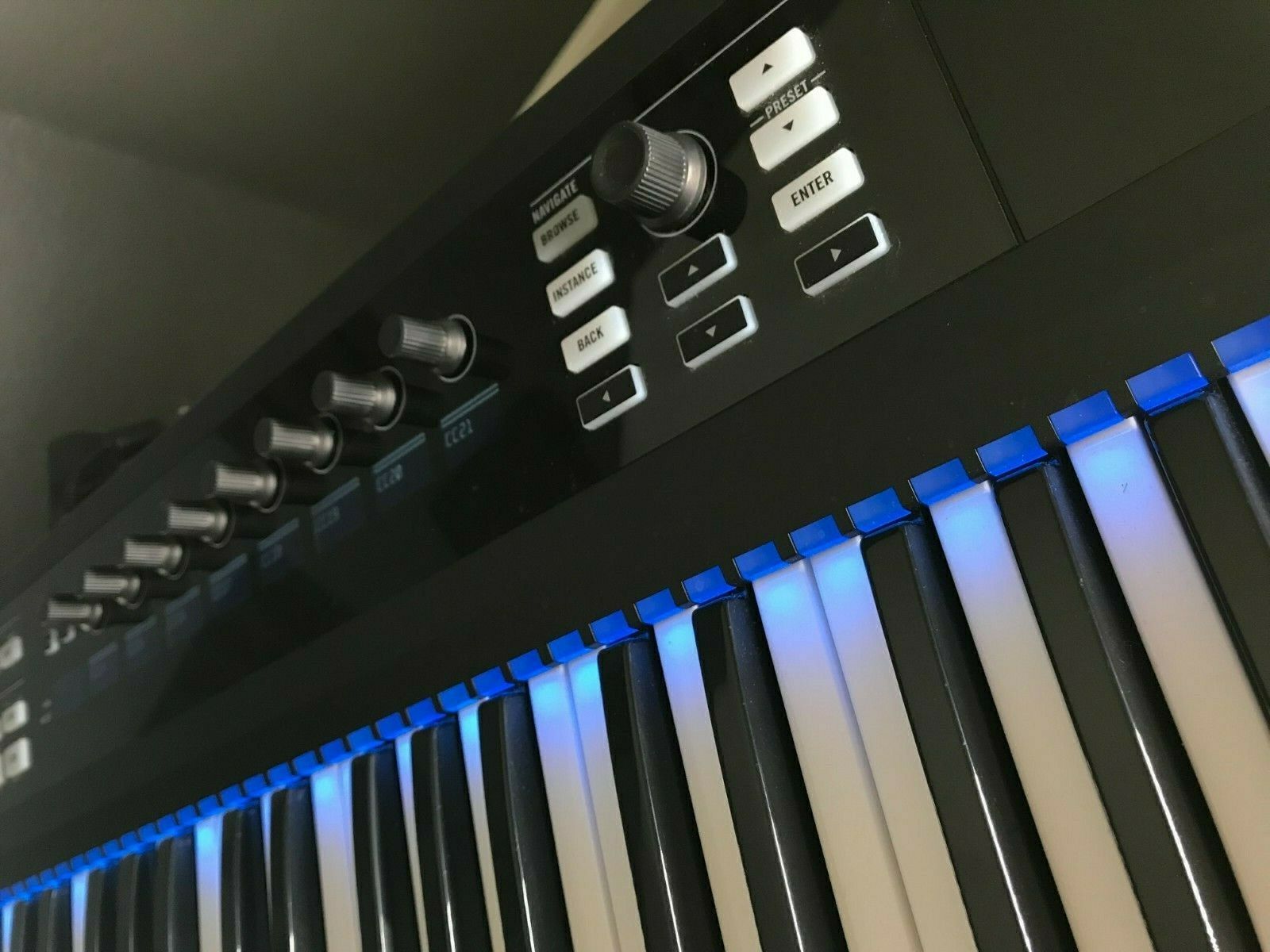 Native Instruments Komplete Kontrol S61 MIDI controller keyboard - Fresh Stock Dated December 2025