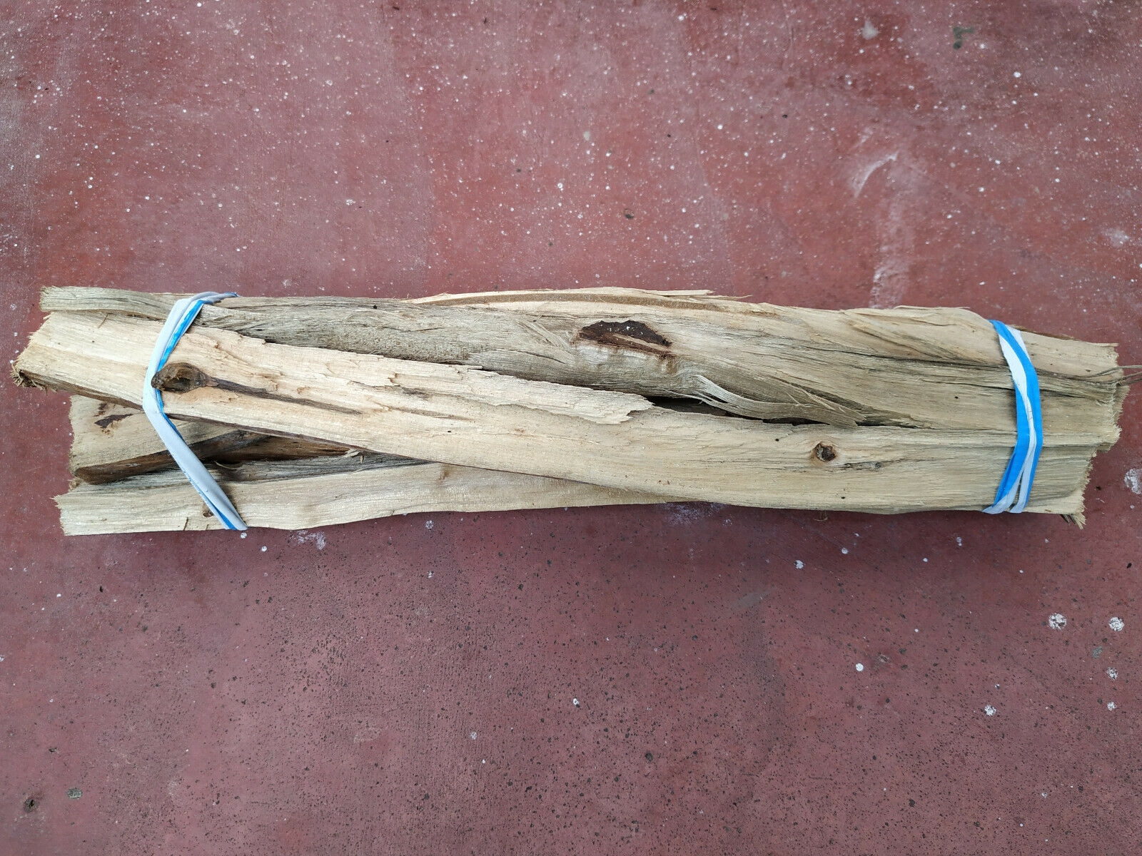 Bundle of 20 pieces of wood. Heating, Cooling, Firewood Stoves. - Fresh Stock Dated January 2026