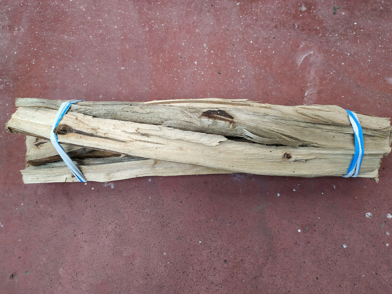 Bundle of 20 pieces of wood. Heating, Cooling, Firewood Stoves. - Fresh Stock Dated January 2026