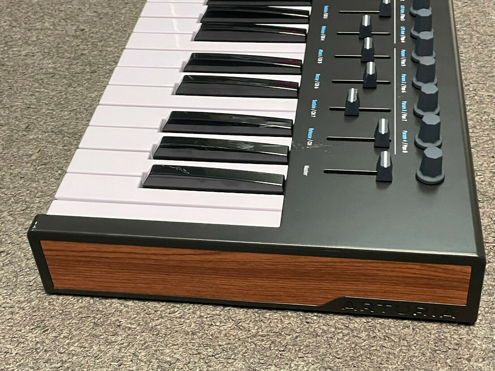 ARTURIA KEYLAB ESSENTIAL 61 MIDI KEYBOARD CONTROLLER GREAT USED CONDITION - Fresh Stock Dated December 2025