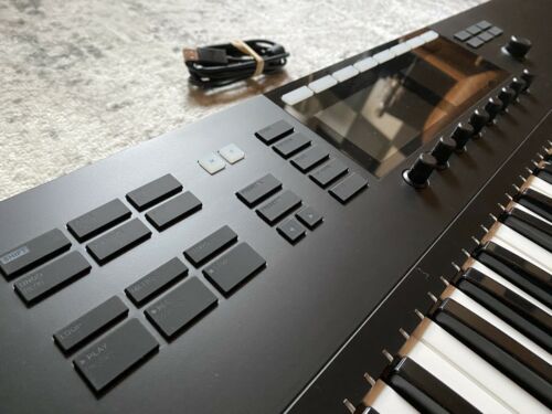 Native Instruments Komplete Kontrol S61 MKII EXCELLENT CONDITION included stand - Fresh Stock Dated December 2025
