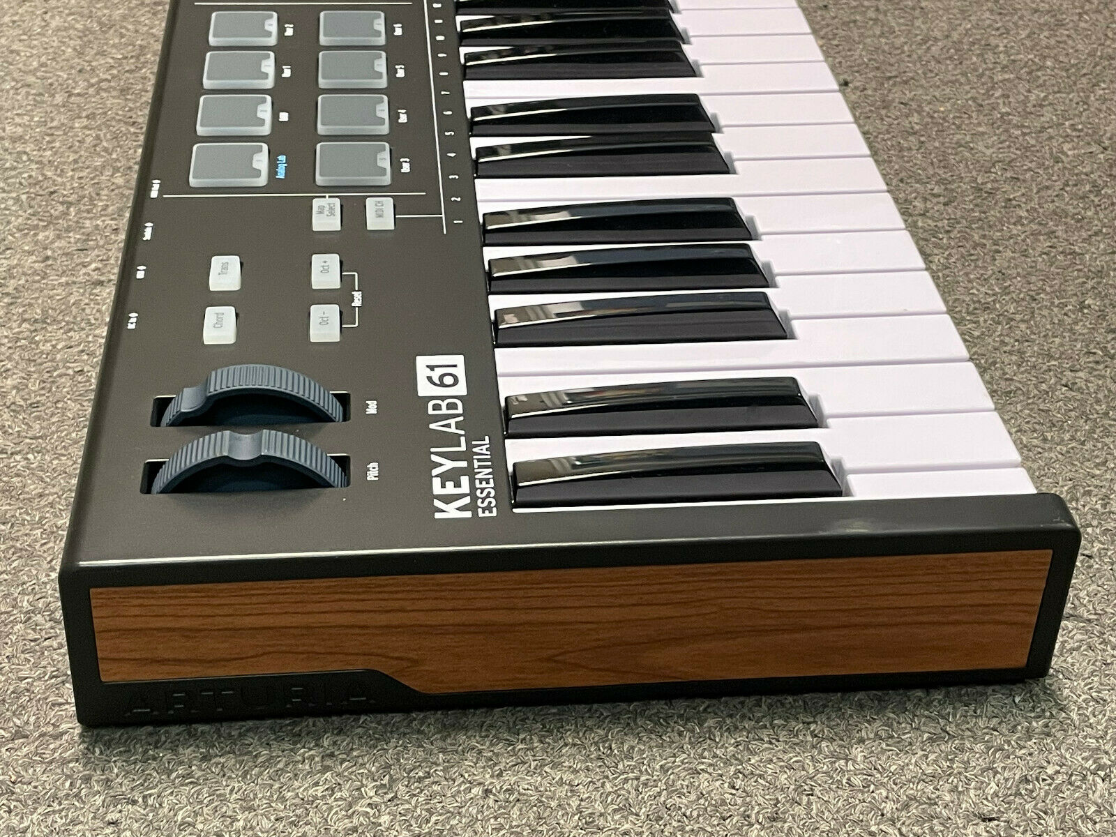 ARTURIA KEYLAB ESSENTIAL 61 MIDI KEYBOARD CONTROLLER GREAT USED CONDITION - Fresh Stock Dated December 2025