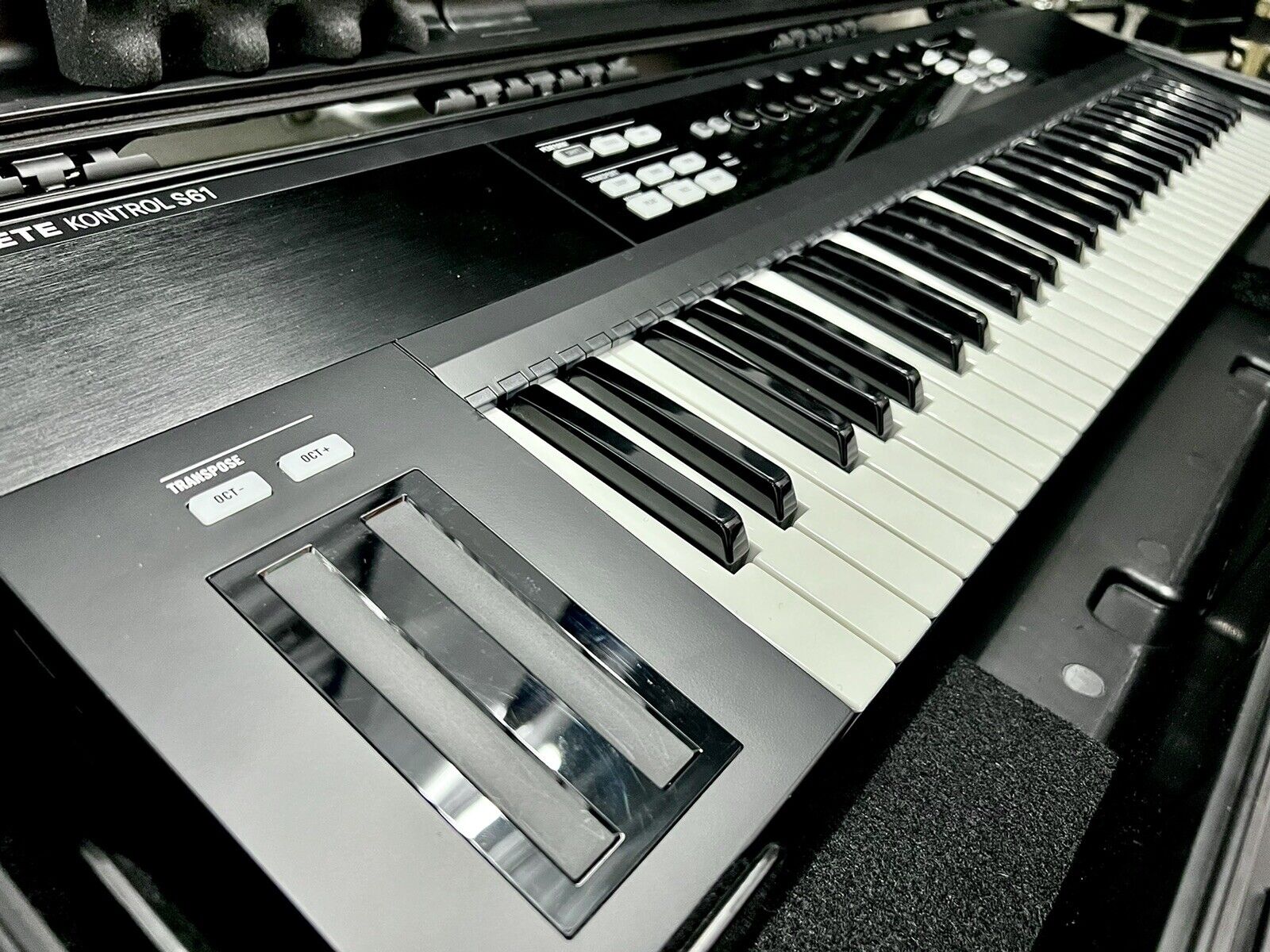 Native Instruments Komplete Kontrol S61 Keyboard Controller w/ SKB Flight Case - Fresh Stock Dated December 2025