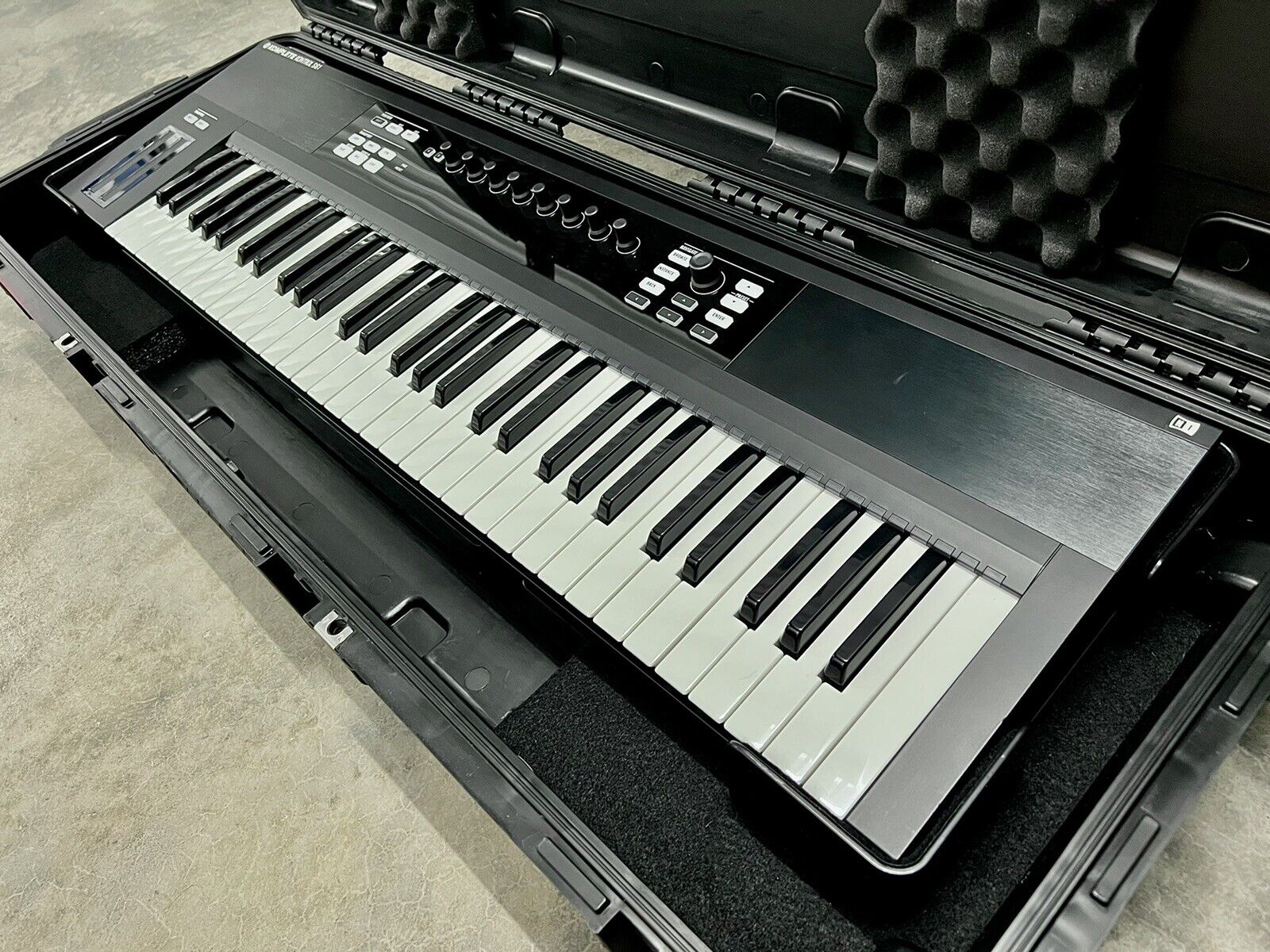 Native Instruments Komplete Kontrol S61 Keyboard Controller w/ SKB Flight Case - Fresh Stock Dated December 2025