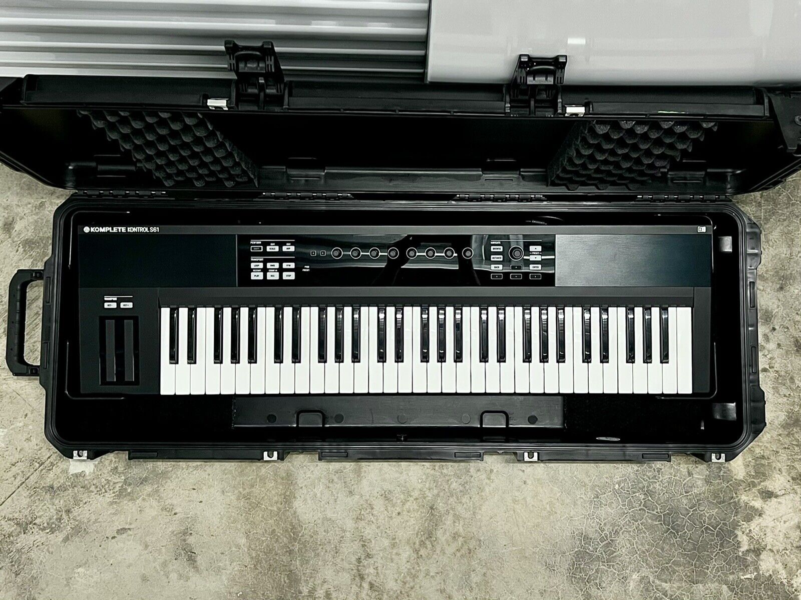 Native Instruments Komplete Kontrol S61 Keyboard Controller w/ SKB Flight Case - Fresh Stock Dated December 2025