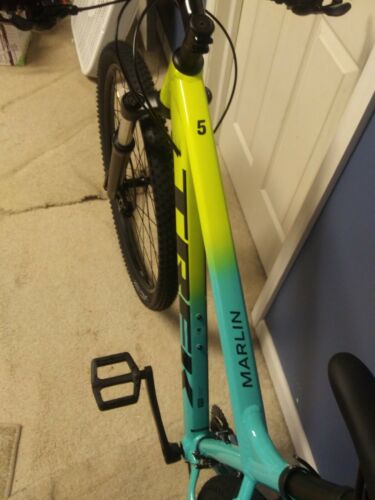 Trek Marlin 5 2022 LG - Fresh Stock Dated December 2025