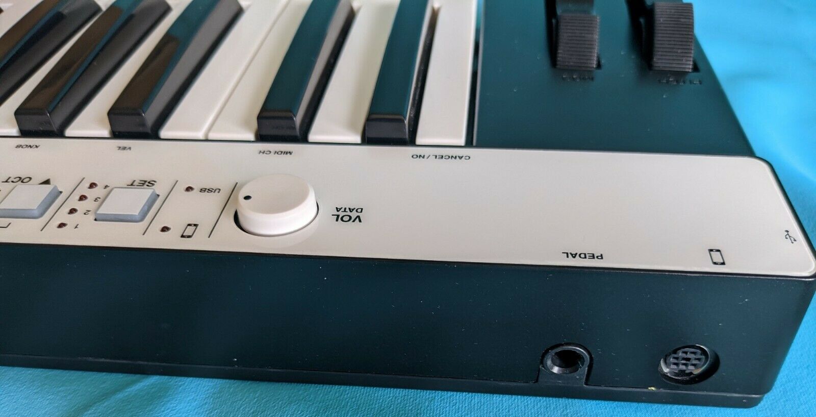 iRig Keys PRO 37 KEY IK Multimedia iPad iPhone Keyboard MiDi Controller - Fresh Stock Dated December 2025