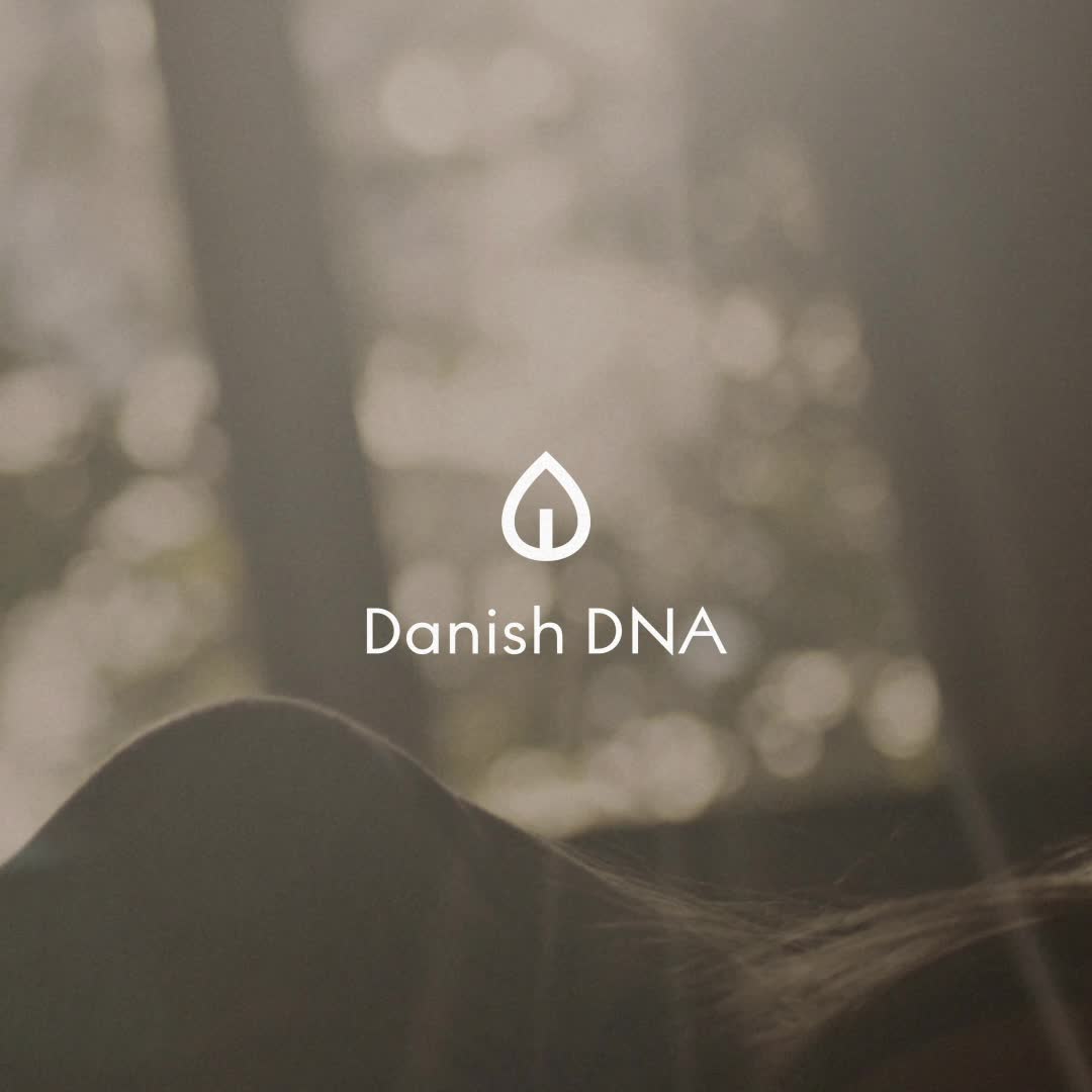 Skandinavisk Hygge 'Cosiness' Mini Scented Candle. Fragrance Notes: Black Tea and Mint Leaves, Dried Apples and Baked Cinnamon. 2.3 oz.