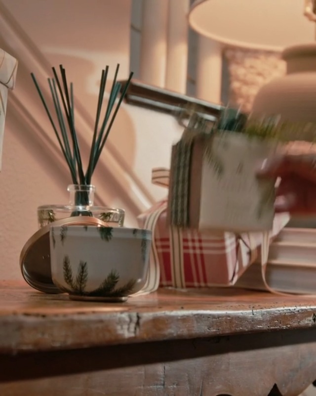 Thymes Scented Candles for Women & Men - Tin with Gold Lid - Luxury Home Fragrance - Home Decor - Holiday Candles - Notes of Crisp Siberian Fir Needles, Cedarwood, & Sandalwood (Frasier Fir, 6.5 oz)